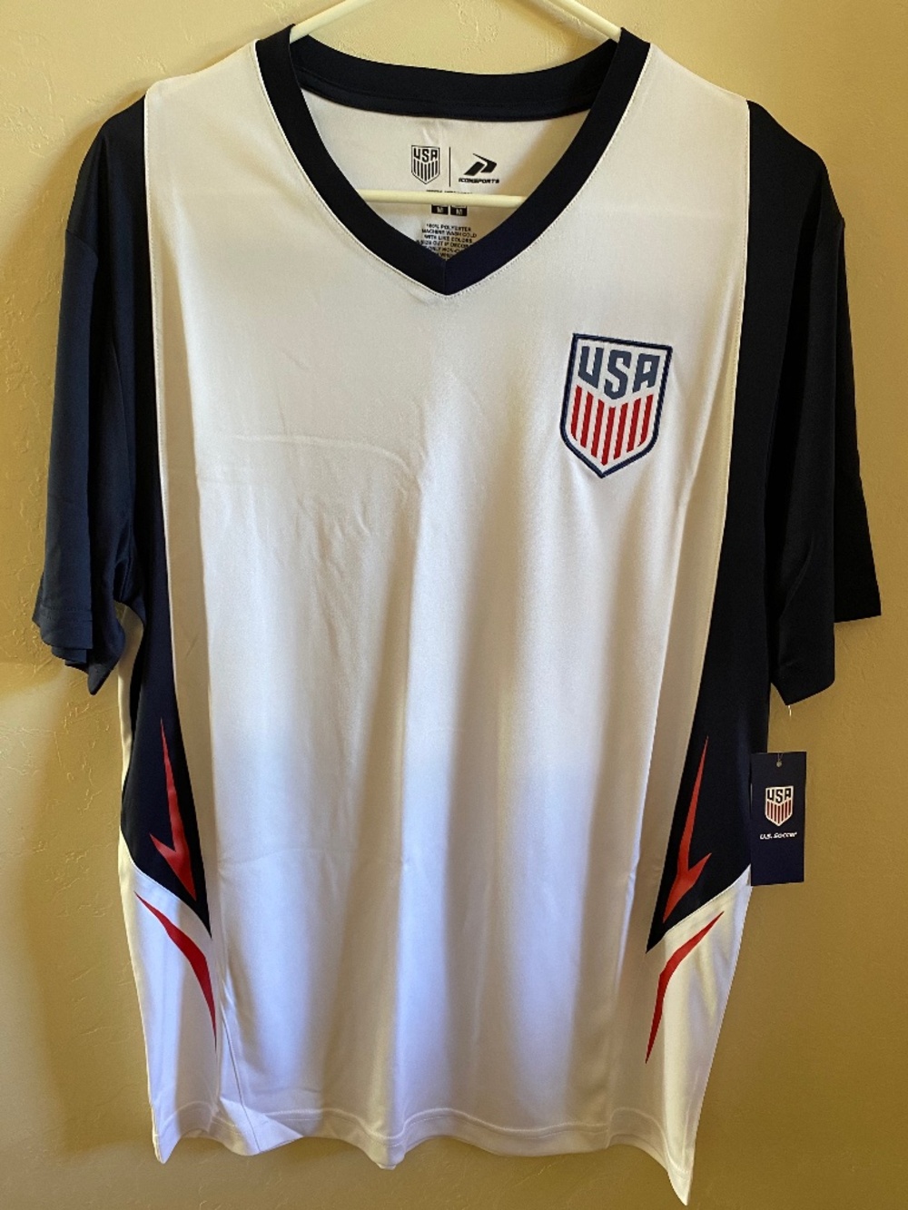 NWT Mens USA Soccer jersey Size Medium White with Navy blue and red
